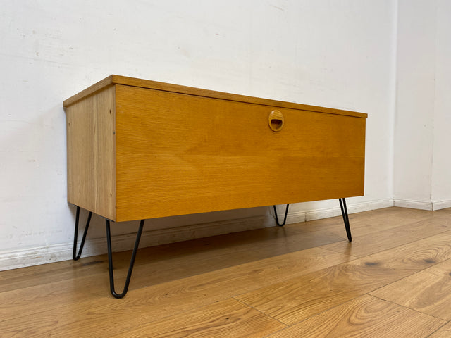 WMK I Kultiges Designer Sideboard 430/61 von Joachim Nebelung für VEB Hellerau in Sen Esche auf neuen Hairpin Metallfüssen