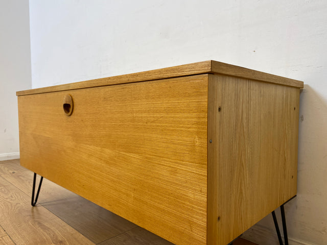 WMK I Kultiges Designer Sideboard 430/61 von Joachim Nebelung für VEB Hellerau in Sen Esche auf neuen Hairpin Metallfüssen