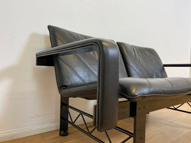 WMK # Stilvolles & hochwertiges Designersofa von Klöber aus 1996 mit Kunstleder Bezug auf schwarzem Metallrahmen # Sofa Couch Ledersofa Ledercouch Sitzbank Sitzgarnitur Büromöbel Praxismöbel Vintage