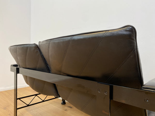 WMK # Stilvolles & hochwertiges Designersofa von Klöber aus 1996 mit Kunstleder Bezug auf schwarzem Metallrahmen # Sofa Couch Ledersofa Ledercouch Sitzbank Sitzgarnitur Büromöbel Praxismöbel Vintage