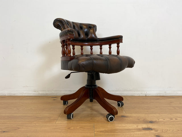 WMK # Stilvoller höhenverstellbarer Englischer Schreibtischstuhl in Viktorianischem Stil in gestepptem Leder # Drehstuhl Drehsessel Ledersessel Chefsessel Captain Chair Bürostuhl Chesterfield Vintage