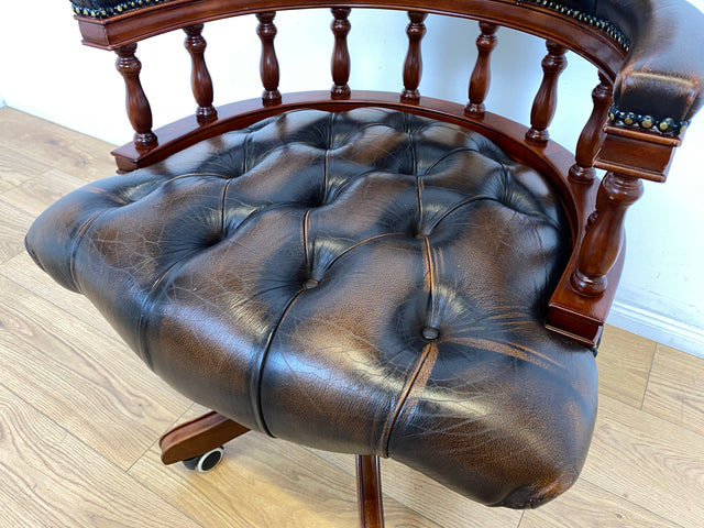 WMK # Stilvoller höhenverstellbarer Englischer Schreibtischstuhl in Viktorianischem Stil in gestepptem Leder # Drehstuhl Drehsessel Ledersessel Chefsessel Captain Chair Bürostuhl Chesterfield Vintage
