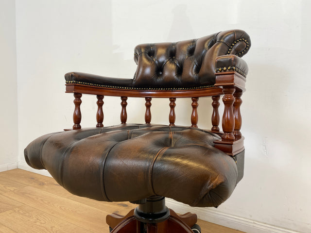 WMK # Stilvoller höhenverstellbarer Englischer Schreibtischstuhl in Viktorianischem Stil in gestepptem Leder # Drehstuhl Drehsessel Ledersessel Chefsessel Captain Chair Bürostuhl Chesterfield Vintage