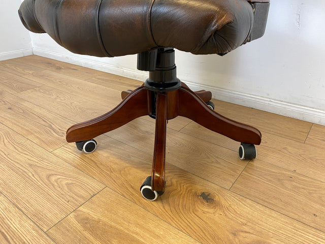 WMK # Stilvoller höhenverstellbarer Englischer Schreibtischstuhl in Viktorianischem Stil in gestepptem Leder # Drehstuhl Drehsessel Ledersessel Chefsessel Captain Chair Bürostuhl Chesterfield Vintage