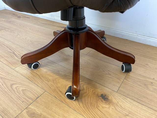 WMK # Stilvoller höhenverstellbarer Englischer Schreibtischstuhl in Viktorianischem Stil in gestepptem Leder # Drehstuhl Drehsessel Ledersessel Chefsessel Captain Chair Bürostuhl Chesterfield Vintage