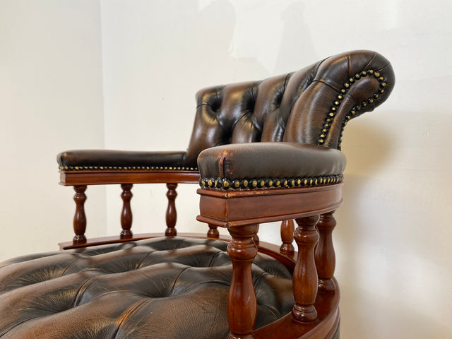 WMK # Stilvoller höhenverstellbarer Englischer Schreibtischstuhl in Viktorianischem Stil in gestepptem Leder # Drehstuhl Drehsessel Ledersessel Chefsessel Captain Chair Bürostuhl Chesterfield Vintage