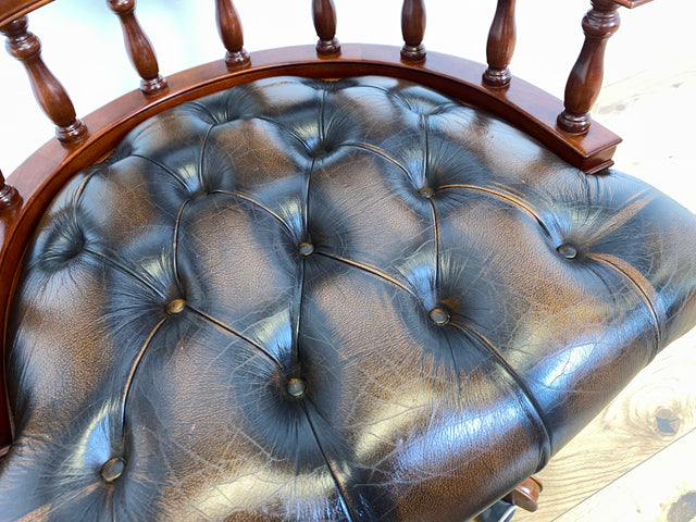 WMK # Stilvoller höhenverstellbarer Englischer Schreibtischstuhl in Viktorianischem Stil in gestepptem Leder # Drehstuhl Drehsessel Ledersessel Chefsessel Captain Chair Bürostuhl Chesterfield Vintage