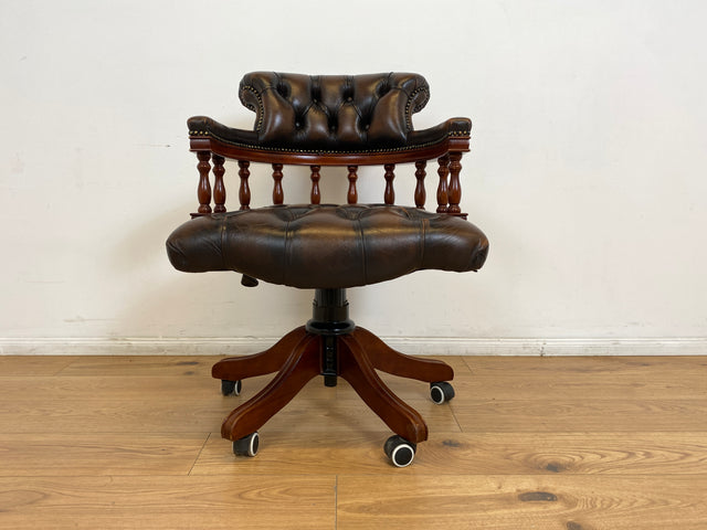 WMK # Stilvoller höhenverstellbarer Englischer Schreibtischstuhl in Viktorianischem Stil in gestepptem Leder # Drehstuhl Drehsessel Ledersessel Chefsessel Captain Chair Bürostuhl Chesterfield Vintage