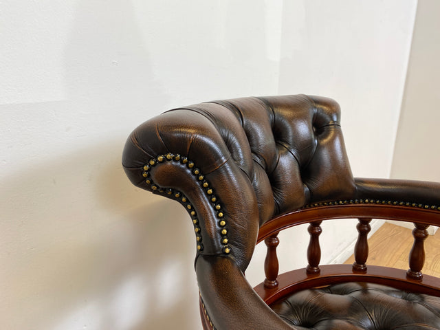 WMK # Stilvoller höhenverstellbarer Englischer Schreibtischstuhl in Viktorianischem Stil in gestepptem Leder # Drehstuhl Drehsessel Ledersessel Chefsessel Captain Chair Bürostuhl Chesterfield Vintage