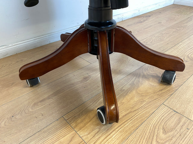 WMK # Stilvoller höhenverstellbarer Englischer Schreibtischstuhl in Viktorianischem Stil in gestepptem Leder # Drehstuhl Drehsessel Ledersessel Chefsessel Captain Chair Bürostuhl Chesterfield Vintage