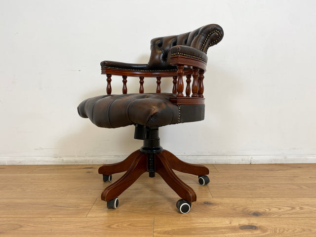 WMK # Stilvoller höhenverstellbarer Englischer Schreibtischstuhl in Viktorianischem Stil in gestepptem Leder # Drehstuhl Drehsessel Ledersessel Chefsessel Captain Chair Bürostuhl Chesterfield Vintage