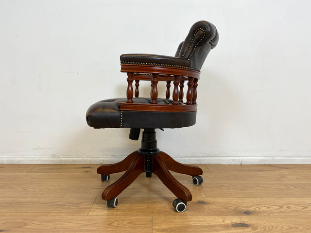 WMK # Stilvoller höhenverstellbarer Englischer Schreibtischstuhl in Viktorianischem Stil in gestepptem Leder # Drehstuhl Drehsessel Ledersessel Chefsessel Captain Chair Bürostuhl Chesterfield Vintage