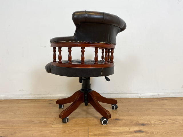 WMK # Stilvoller höhenverstellbarer Englischer Schreibtischstuhl in Viktorianischem Stil in gestepptem Leder # Drehstuhl Drehsessel Ledersessel Chefsessel Captain Chair Bürostuhl Chesterfield Vintage