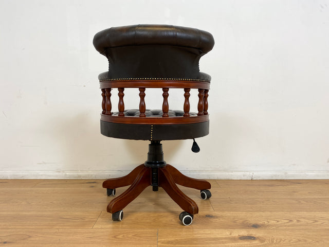 WMK # Stilvoller höhenverstellbarer Englischer Schreibtischstuhl in Viktorianischem Stil in gestepptem Leder # Drehstuhl Drehsessel Ledersessel Chefsessel Captain Chair Bürostuhl Chesterfield Vintage