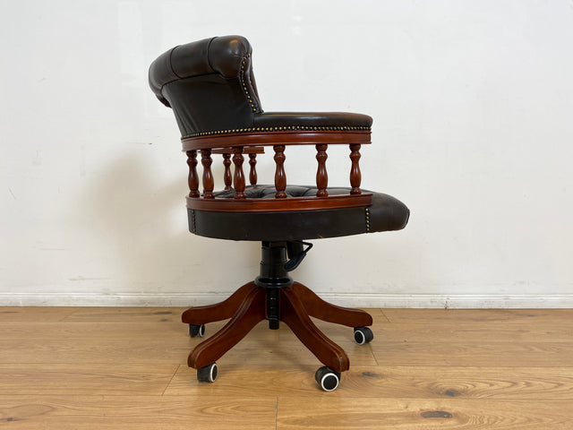 WMK # Stilvoller höhenverstellbarer Englischer Schreibtischstuhl in Viktorianischem Stil in gestepptem Leder # Drehstuhl Drehsessel Ledersessel Chefsessel Captain Chair Bürostuhl Chesterfield Vintage