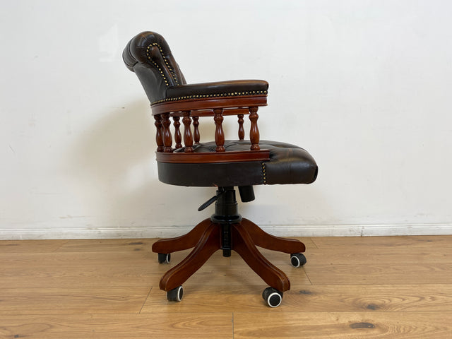 WMK # Stilvoller höhenverstellbarer Englischer Schreibtischstuhl in Viktorianischem Stil in gestepptem Leder # Drehstuhl Drehsessel Ledersessel Chefsessel Captain Chair Bürostuhl Chesterfield Vintage