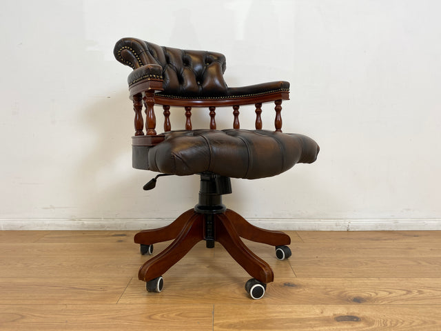 WMK # Stilvoller höhenverstellbarer Englischer Schreibtischstuhl in Viktorianischem Stil in gestepptem Leder # Drehstuhl Drehsessel Ledersessel Chefsessel Captain Chair Bürostuhl Chesterfield Vintage