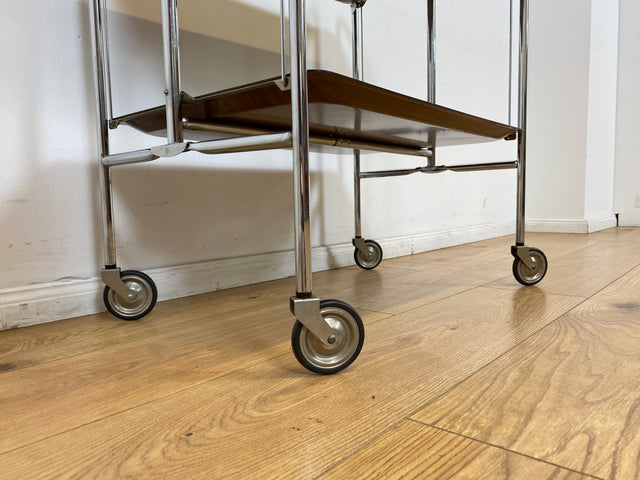 WMK # Kultiger & sehr gut erhaltener faltbarer Servierwagen aus den 1970er Jahren mit Chromgestell und auf Rollen # Barwagen Teewagen Beistelltisch Couchtisch Vintage Industrial Design Space Age
