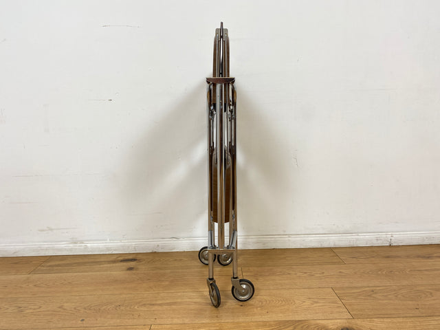 WMK # Kultiger & sehr gut erhaltener faltbarer Servierwagen aus den 1970er Jahren mit Chromgestell und auf Rollen # Barwagen Teewagen Beistelltisch Couchtisch Vintage Industrial Design Space Age