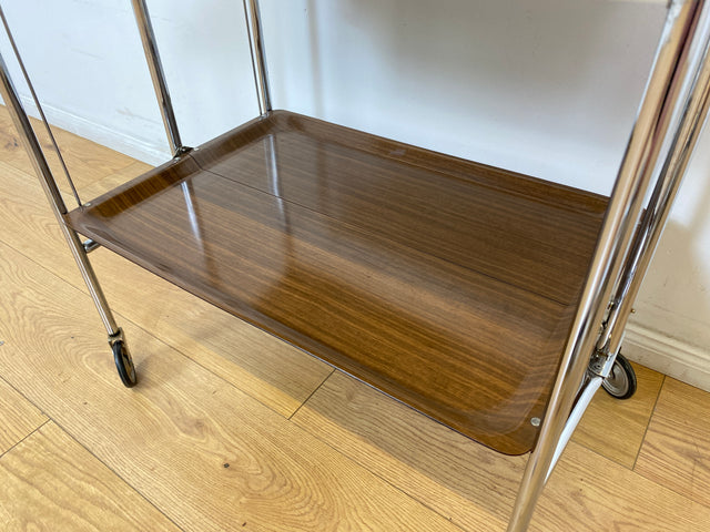 WMK # Kultiger & sehr gut erhaltener faltbarer Servierwagen aus den 1970er Jahren mit Chromgestell und auf Rollen # Barwagen Teewagen Beistelltisch Couchtisch Vintage Industrial Design Space Age