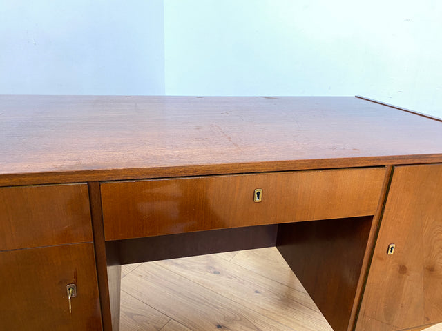 WMK I Stilvoller großer und freistellender Mid-Century Schreibtisch aus 1965 mit Vitrine an der Rückseite I Writing Desk Bürotisch Arbeitstisch Cheftisch 50er 60er DDR Vintage Berlin Dresden Hannover