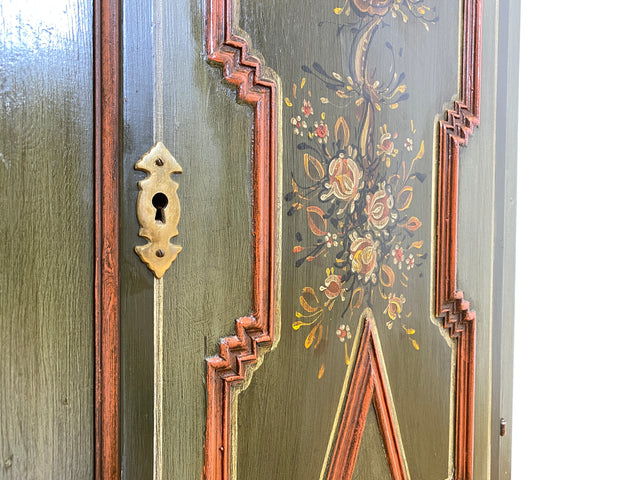 WMK I Wunderschöne grüne historische Eckvitrine, Vollholz, mit Sprossenfenster, floral handbemalt I Vintage Eckschrank Eckkommode Bücherschrank Büchervitrine Bauernschrank Volkskunst Blumen Vintage