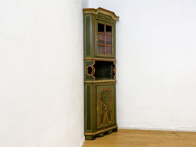 WMK I Wunderschöne grüne historische Eckvitrine, Vollholz, mit Sprossenfenster, floral handbemalt I Vintage Eckschrank Eckkommode Bücherschrank Büchervitrine Bauernschrank Volkskunst Blumen Vintage