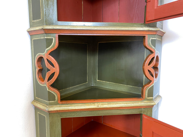 WMK I Wunderschöne grüne historische Eckvitrine, Vollholz, mit Sprossenfenster, floral handbemalt I Vintage Eckschrank Eckkommode Bücherschrank Büchervitrine Bauernschrank Volkskunst Blumen Vintage