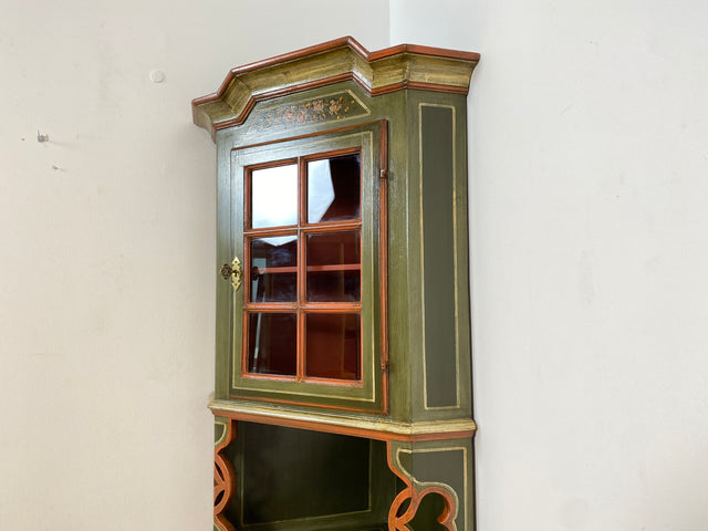 WMK I Wunderschöne grüne historische Eckvitrine, Vollholz, mit Sprossenfenster, floral handbemalt I Vintage Eckschrank Eckkommode Bücherschrank Büchervitrine Bauernschrank Volkskunst Blumen Vintage
