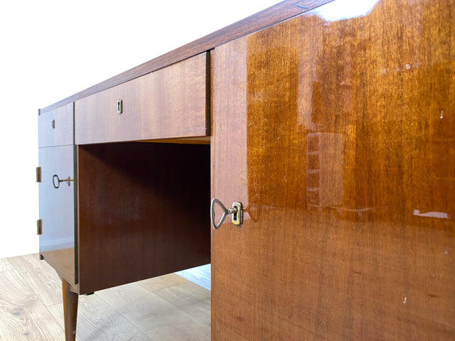 WMK I Stilvoller großer und freistellender Mid-Century Schreibtisch aus 1965 mit Vitrine an der Rückseite I Writing Desk Bürotisch Arbeitstisch Cheftisch 50er 60er DDR Vintage Berlin Dresden Hannover