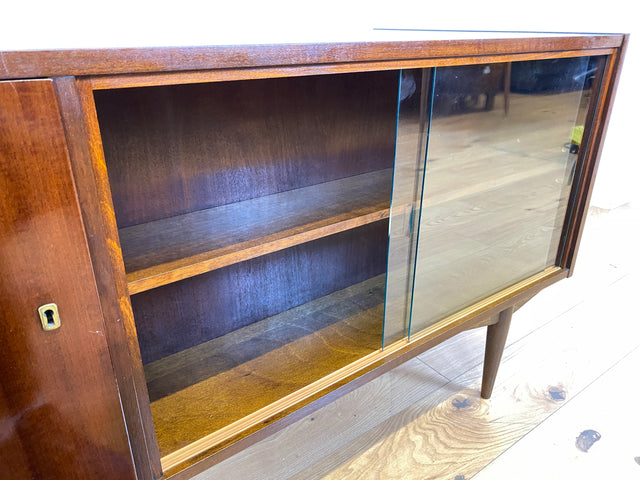 WMK I Stilvoller großer und freistellender Mid-Century Schreibtisch aus 1965 mit Vitrine an der Rückseite I Writing Desk Bürotisch Arbeitstisch Cheftisch 50er 60er DDR Vintage Berlin Dresden Hannover