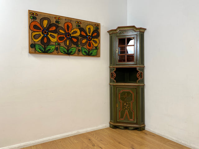 WMK I Wunderschöne grüne historische Eckvitrine, Vollholz, mit Sprossenfenster, floral handbemalt I Vintage Eckschrank Eckkommode Bücherschrank Büchervitrine Bauernschrank Volkskunst Blumen Vintage