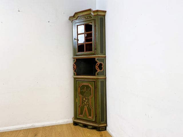 WMK I Wunderschöne grüne historische Eckvitrine, Vollholz, mit Sprossenfenster, floral handbemalt I Vintage Eckschrank Eckkommode Bücherschrank Büchervitrine Bauernschrank Volkskunst Blumen Vintage