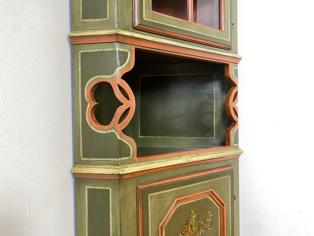 WMK I Wunderschöne grüne historische Eckvitrine, Vollholz, mit Sprossenfenster, floral handbemalt I Vintage Eckschrank Eckkommode Bücherschrank Büchervitrine Bauernschrank Volkskunst Blumen Vintage