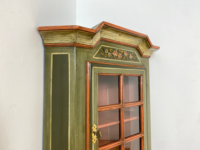WMK I Wunderschöne grüne historische Eckvitrine, Vollholz, mit Sprossenfenster, floral handbemalt I Vintage Eckschrank Eckkommode Bücherschrank Büchervitrine Bauernschrank Volkskunst Blumen Vintage