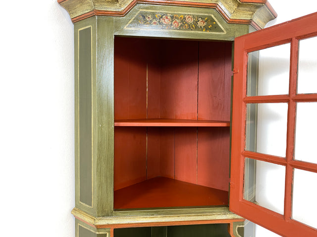 WMK I Wunderschöne grüne historische Eckvitrine, Vollholz, mit Sprossenfenster, floral handbemalt I Vintage Eckschrank Eckkommode Bücherschrank Büchervitrine Bauernschrank Volkskunst Blumen Vintage