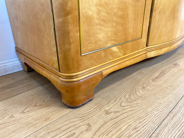 WMK I Formschönes helles Mid-Century Sideboard aus vollem Holz mit Schubladen, abnehmbarer Glasauflage und Messingbeschlag I Kommode Schrank Wäschekommode TV Lowboard Vintage 60er Berlin Passau Bremen