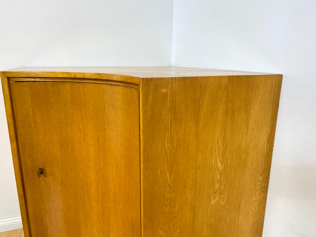 WMK I Formschöne helle Mid-Century Eckkommode mit zeittypischen konischen Füßen I Eckschrank Kommode Sideboard Wäschekommode Barkommode Chest Schrank Vintage 50er 60er München Wolfsburg Magdeburg Köln