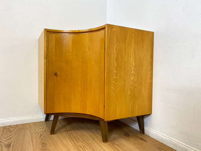 WMK I Formschöne helle Mid-Century Eckkommode mit zeittypischen konischen Füßen I Eckschrank Kommode Sideboard Wäschekommode Barkommode Chest Schrank Vintage 50er 60er München Wolfsburg Magdeburg Köln