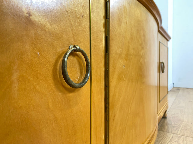 WMK I Formschönes helles Mid-Century Sideboard aus vollem Holz mit Schubladen, abnehmbarer Glasauflage und Messingbeschlag I Kommode Schrank Wäschekommode TV Lowboard Vintage 60er Berlin Passau Bremen