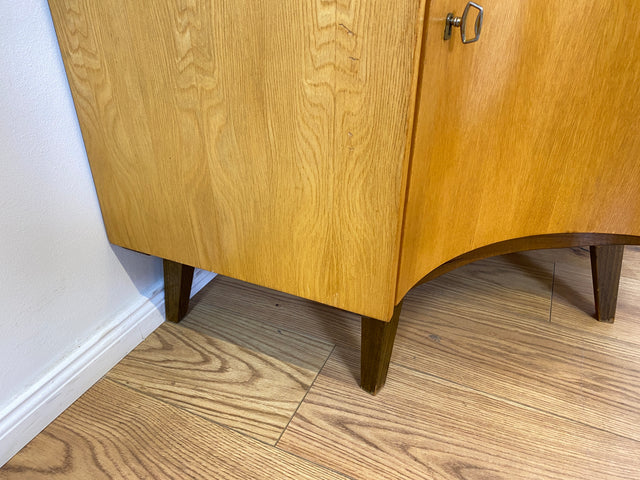 WMK I Formschöne helle Mid-Century Eckkommode mit zeittypischen konischen Füßen I Eckschrank Kommode Sideboard Wäschekommode Barkommode Chest Schrank Vintage 50er 60er München Wolfsburg Magdeburg Köln