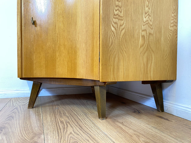 WMK I Formschöne helle Mid-Century Eckkommode mit zeittypischen konischen Füßen I Eckschrank Kommode Sideboard Wäschekommode Barkommode Chest Schrank Vintage 50er 60er München Wolfsburg Magdeburg Köln