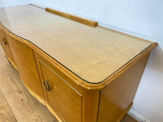 WMK I Formschönes helles Mid-Century Sideboard aus vollem Holz mit Schubladen, abnehmbarer Glasauflage und Messingbeschlag I Kommode Schrank Wäschekommode TV Lowboard Vintage 60er Berlin Passau Bremen
