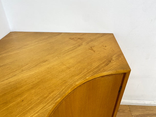 WMK I Formschöne helle Mid-Century Eckkommode mit zeittypischen konischen Füßen I Eckschrank Kommode Sideboard Wäschekommode Barkommode Chest Schrank Vintage 50er 60er München Wolfsburg Magdeburg Köln