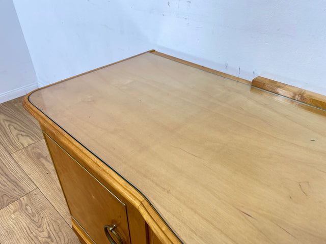 WMK I Formschönes helles Mid-Century Sideboard aus vollem Holz mit Schubladen, abnehmbarer Glasauflage und Messingbeschlag I Kommode Schrank Wäschekommode TV Lowboard Vintage 60er Berlin Passau Bremen