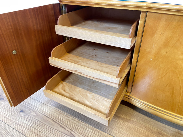 WMK I Formschönes helles Mid-Century Sideboard aus vollem Holz mit Schubladen, abnehmbarer Glasauflage und Messingbeschlag I Kommode Schrank Wäschekommode TV Lowboard Vintage 60er Berlin Passau Bremen