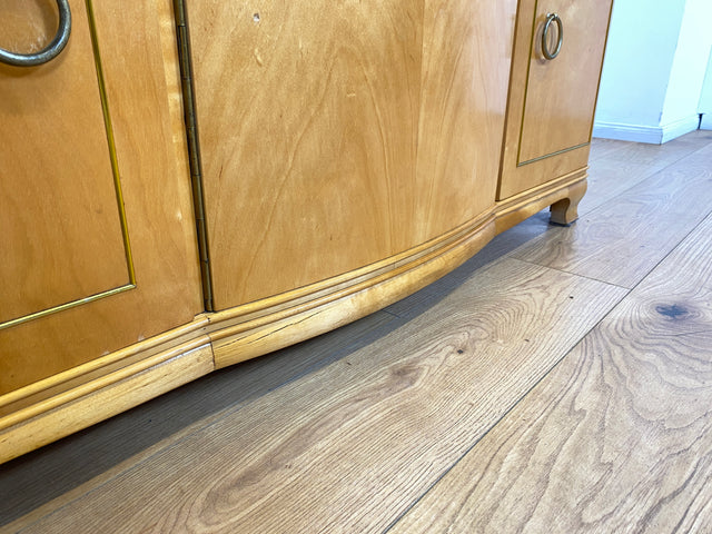 WMK I Formschönes helles Mid-Century Sideboard aus vollem Holz mit Schubladen, abnehmbarer Glasauflage und Messingbeschlag I Kommode Schrank Wäschekommode TV Lowboard Vintage 60er Berlin Passau Bremen