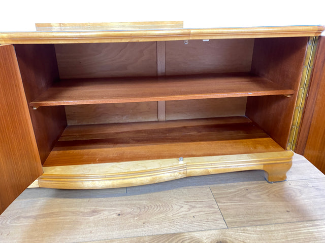 WMK I Formschönes helles Mid-Century Sideboard aus vollem Holz mit Schubladen, abnehmbarer Glasauflage und Messingbeschlag I Kommode Schrank Wäschekommode TV Lowboard Vintage 60er Berlin Passau Bremen