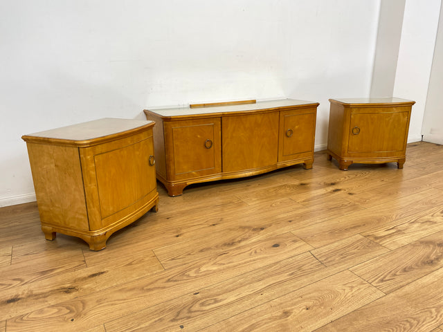 WMK I Formschönes helles Mid-Century Sideboard aus vollem Holz mit Schubladen, abnehmbarer Glasauflage und Messingbeschlag I Kommode Schrank Wäschekommode TV Lowboard Vintage 60er Berlin Passau Bremen