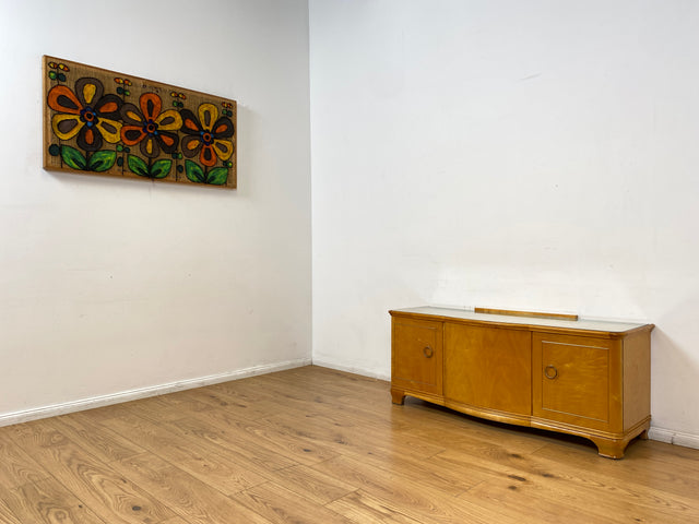 WMK I Formschönes helles Mid-Century Sideboard aus vollem Holz mit Schubladen, abnehmbarer Glasauflage und Messingbeschlag I Kommode Schrank Wäschekommode TV Lowboard Vintage 60er Berlin Passau Bremen